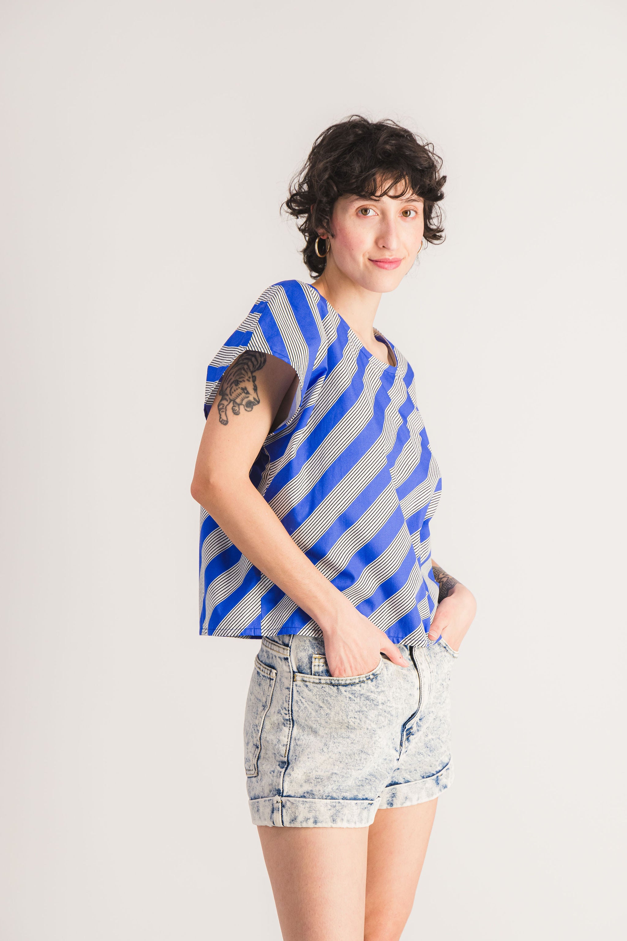Top azul sin mangas