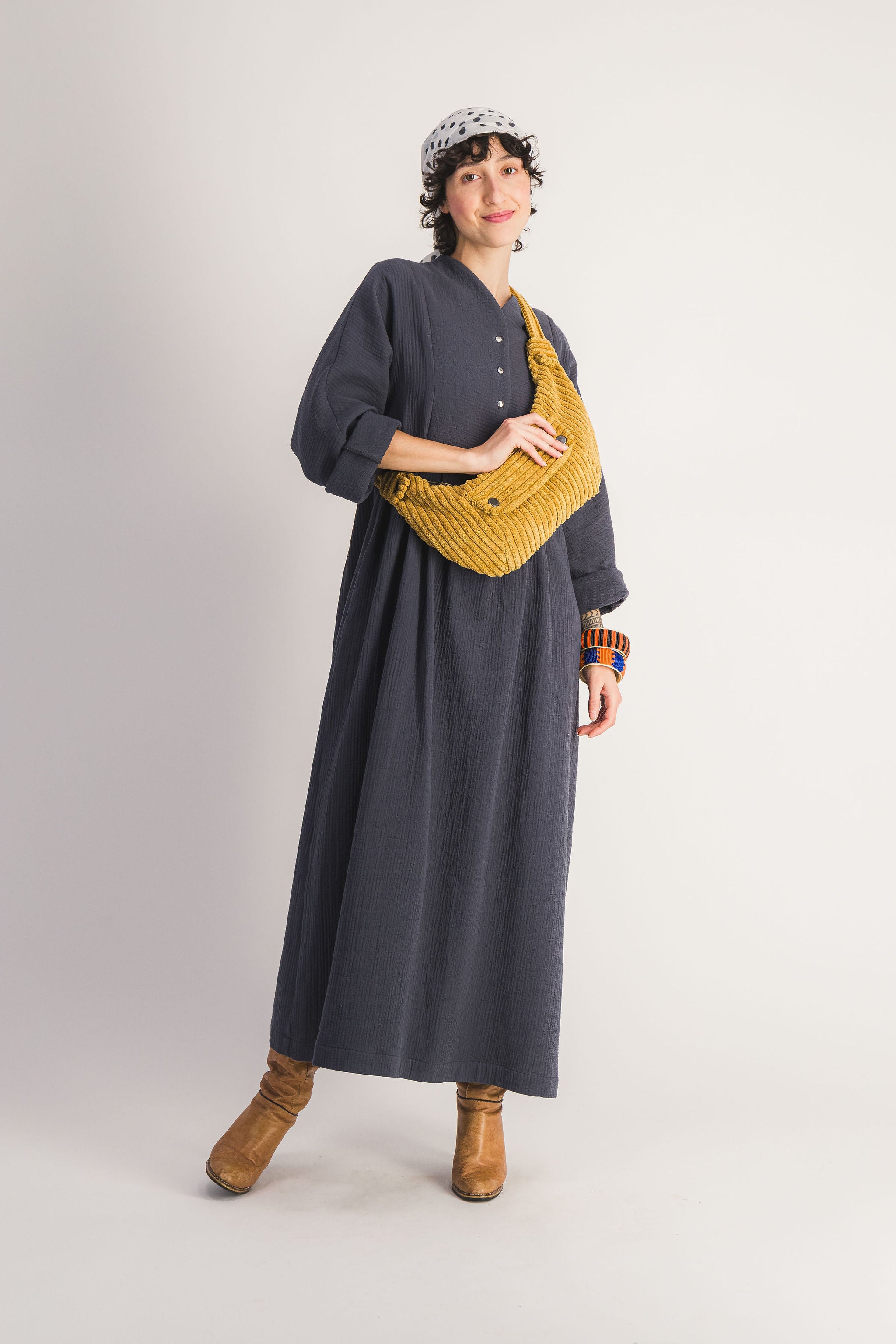 Riñonera de pana color bronce para mujer