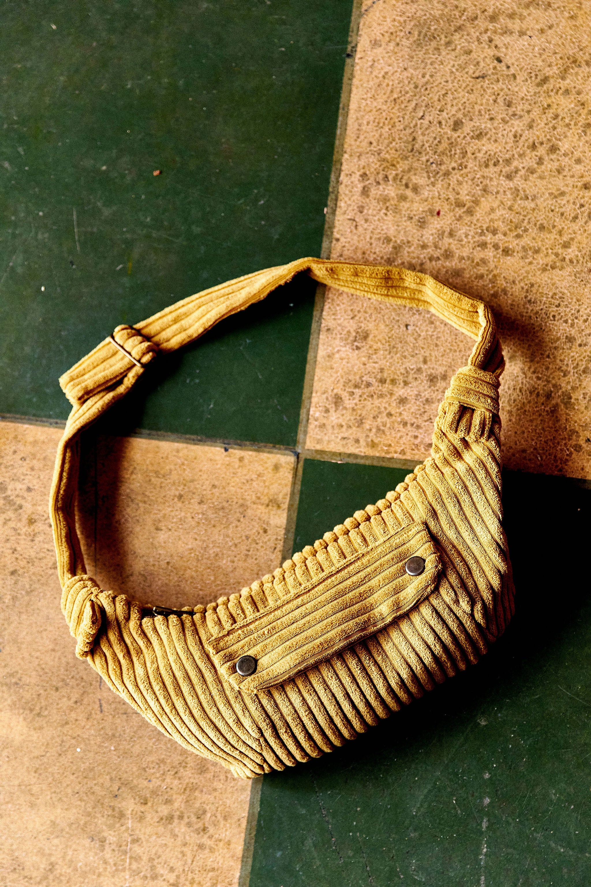 Riñonera de pana color bronce para mujer