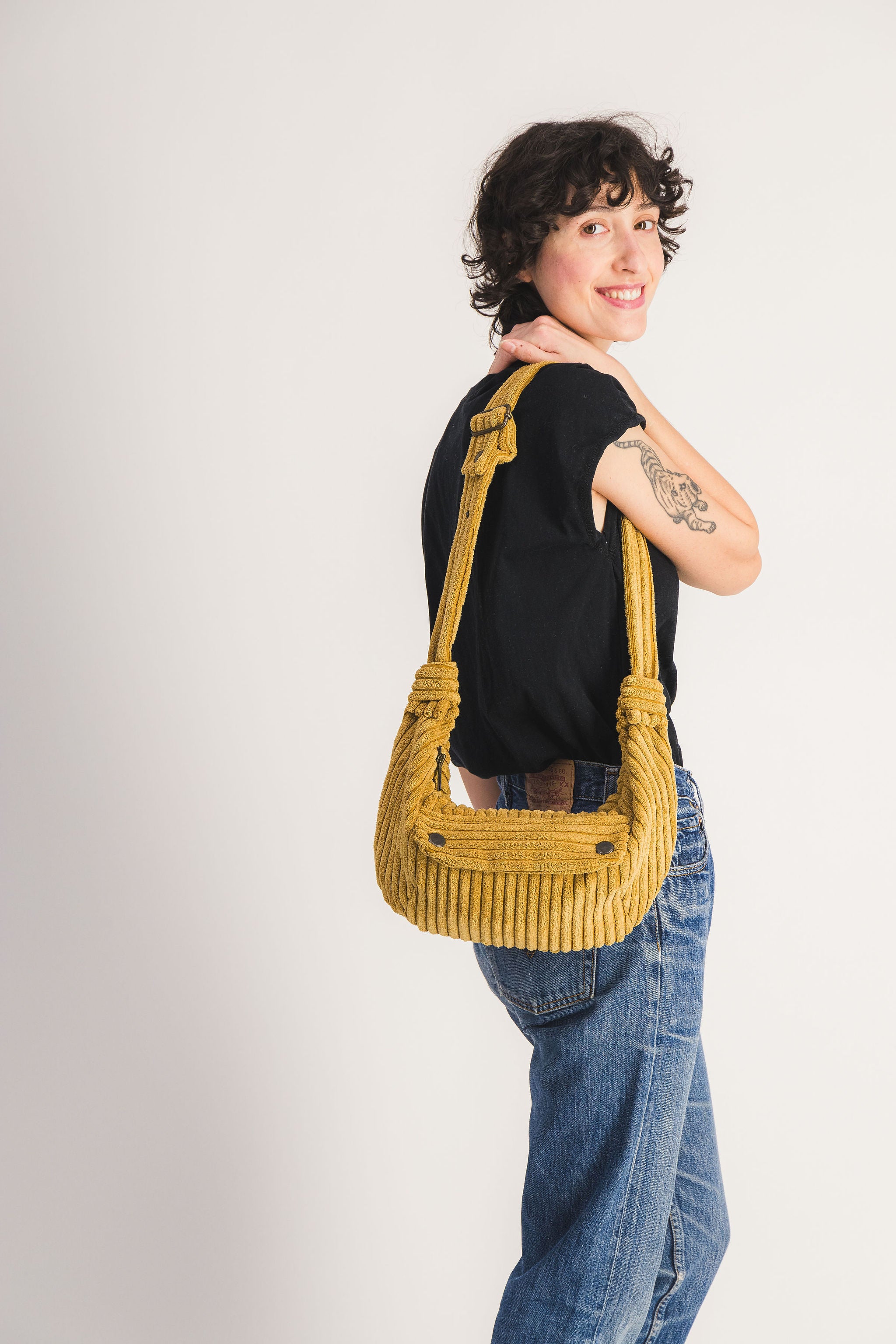 Riñonera de pana color bronce para mujer