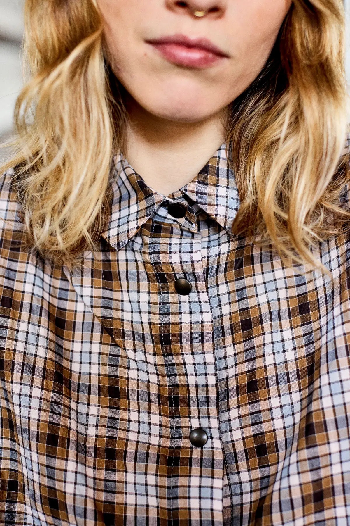 Chemise-femme-carreaux-marron-neil_Ah25_7.webp