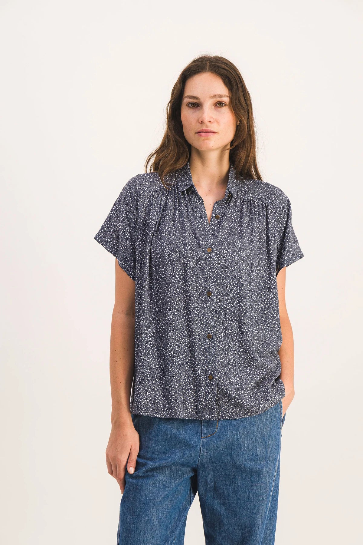 Chemise-manche-courte-loose-nelly_Pois1_a7a37ba1-f1a3-4c43-8a7a-4579f61ba9b6.webp