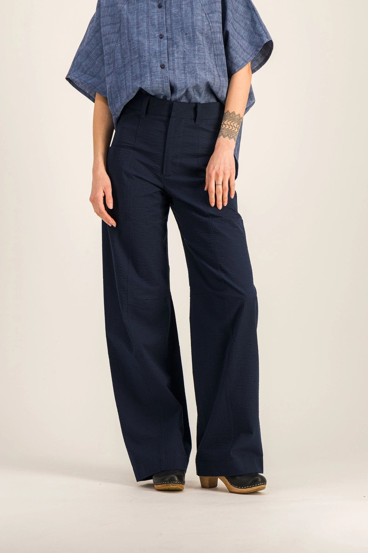 Pantalon-barrel-taille-haute-marine-tonio_Marine5.webp