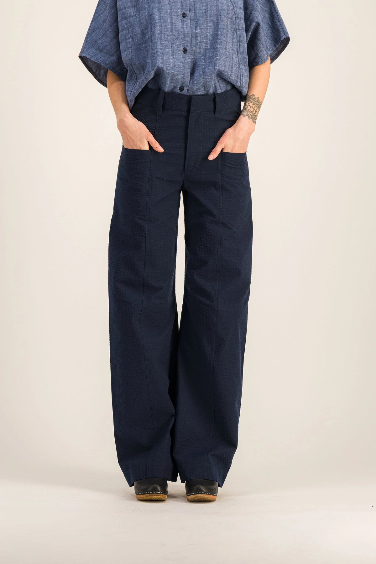 Pantalon-barrel-taille-haute-marine-tonio_Marine6.webp