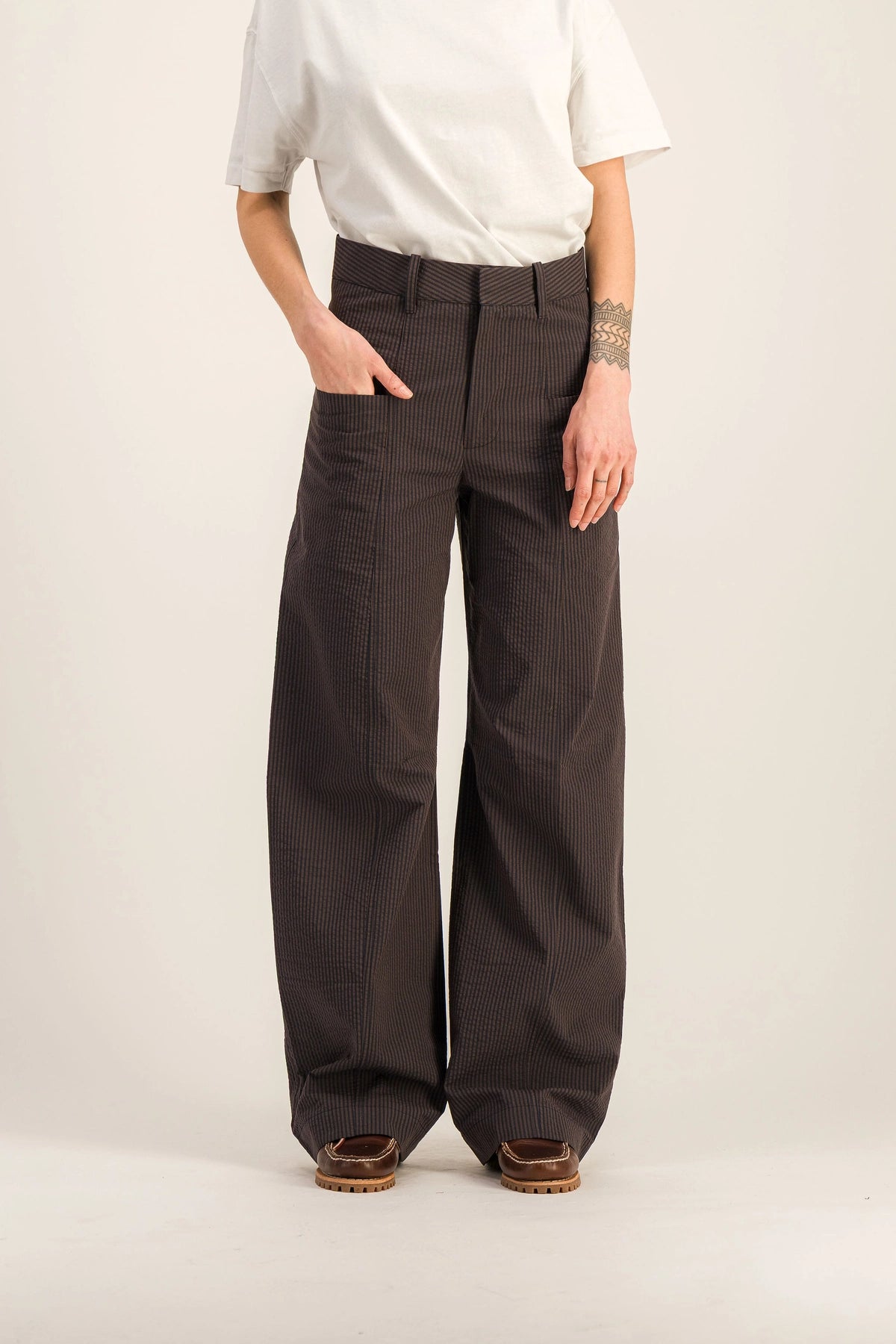Pantalon-barrel-taille-haute-rayures-noires-tonio_Brun3.webp