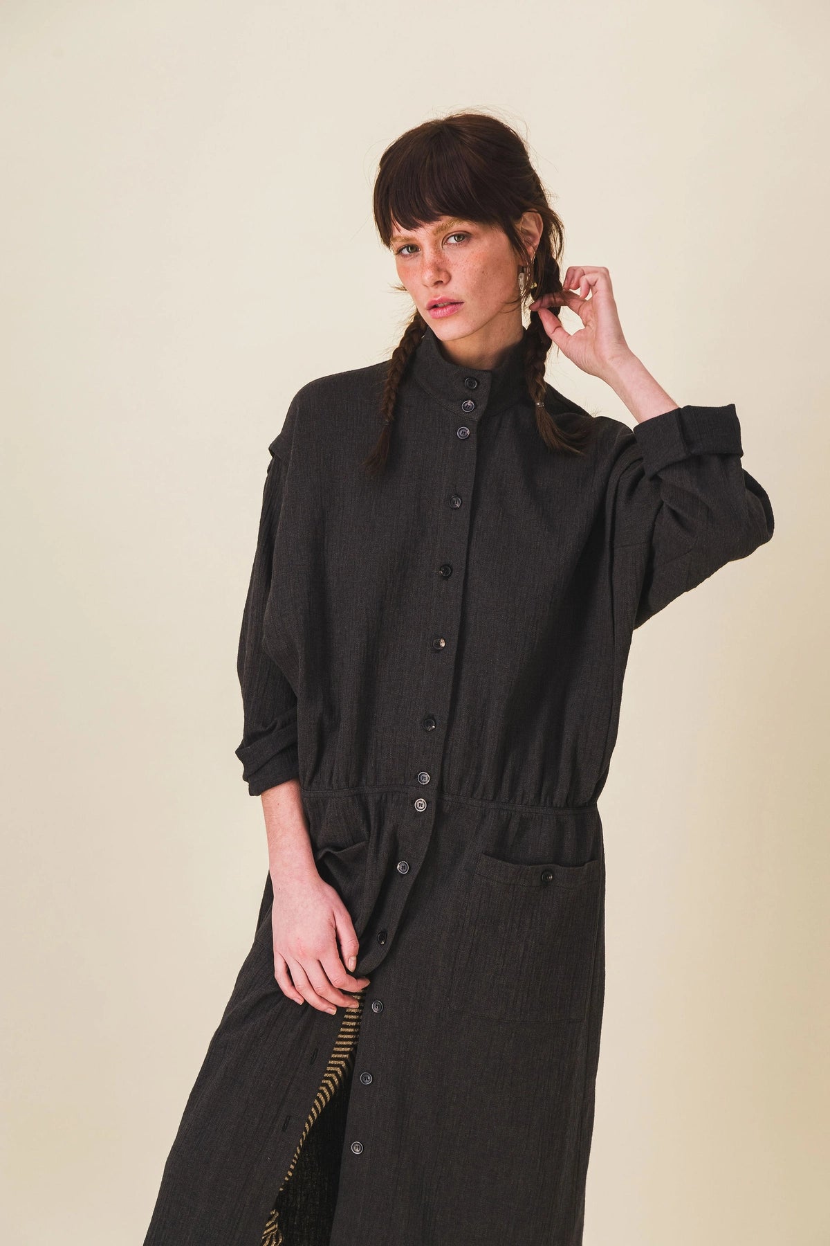 Robe-longue-hiver-noire-tallulah_Ah25_6.webp