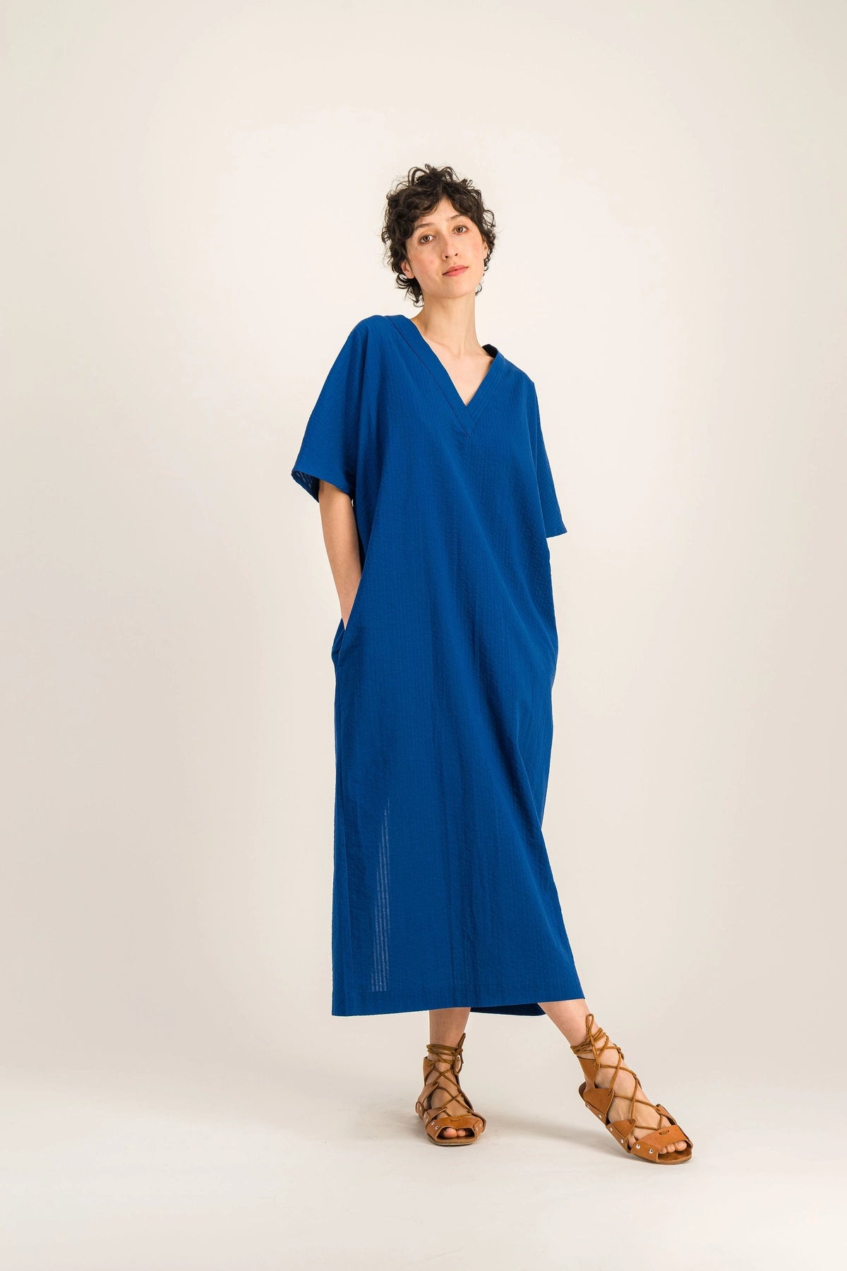 Robe-longue-manches-courtes-seersucker-ernestine_Bleu4.webp