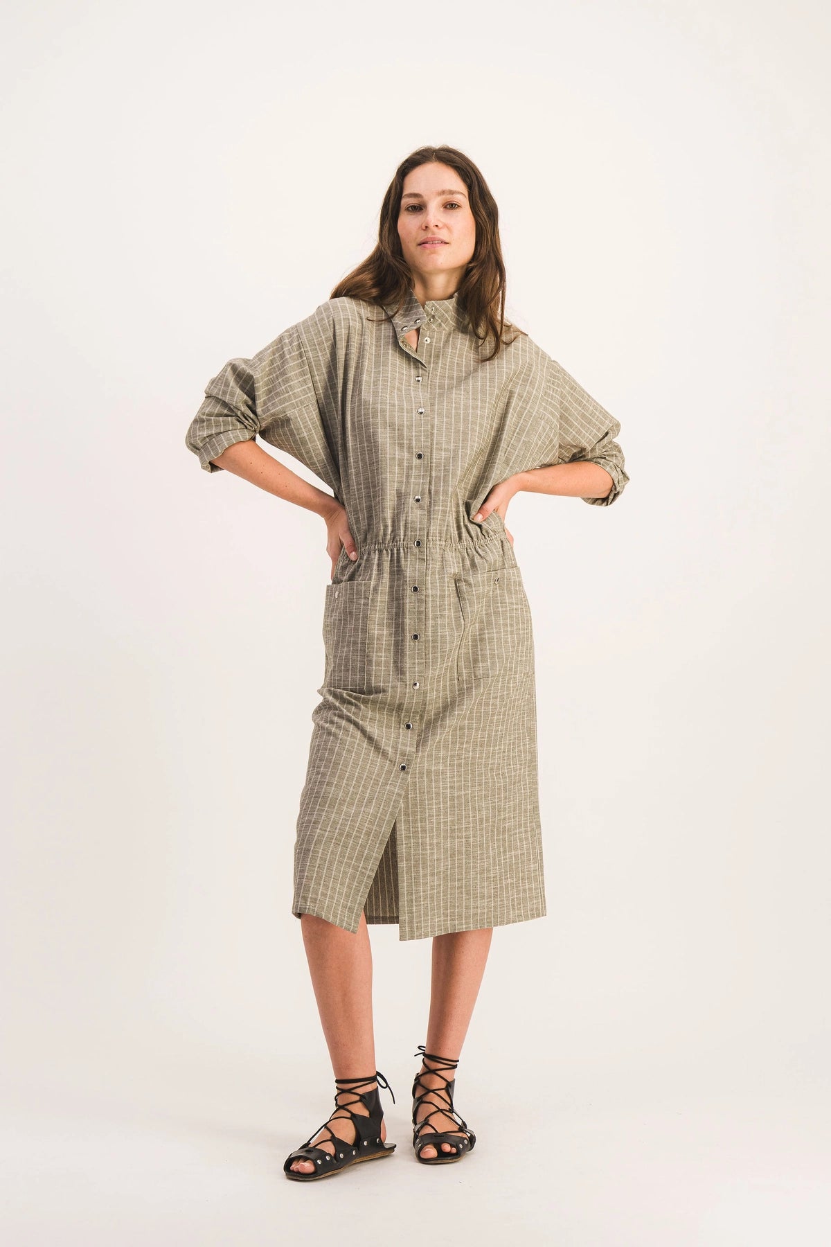 Robe-longue-pressionnee-rayures-olive-ida_Olive1.webp