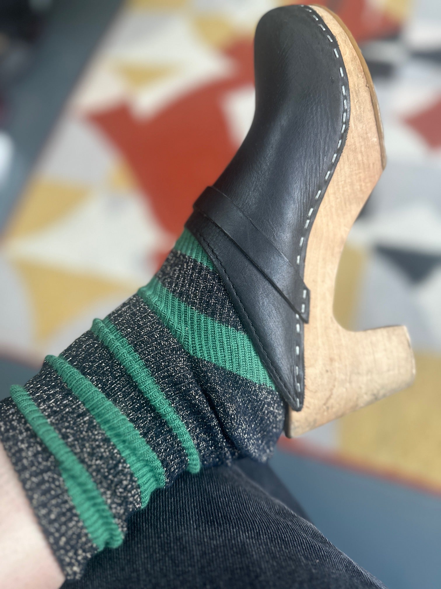 calcetines de rayas verdes y grises