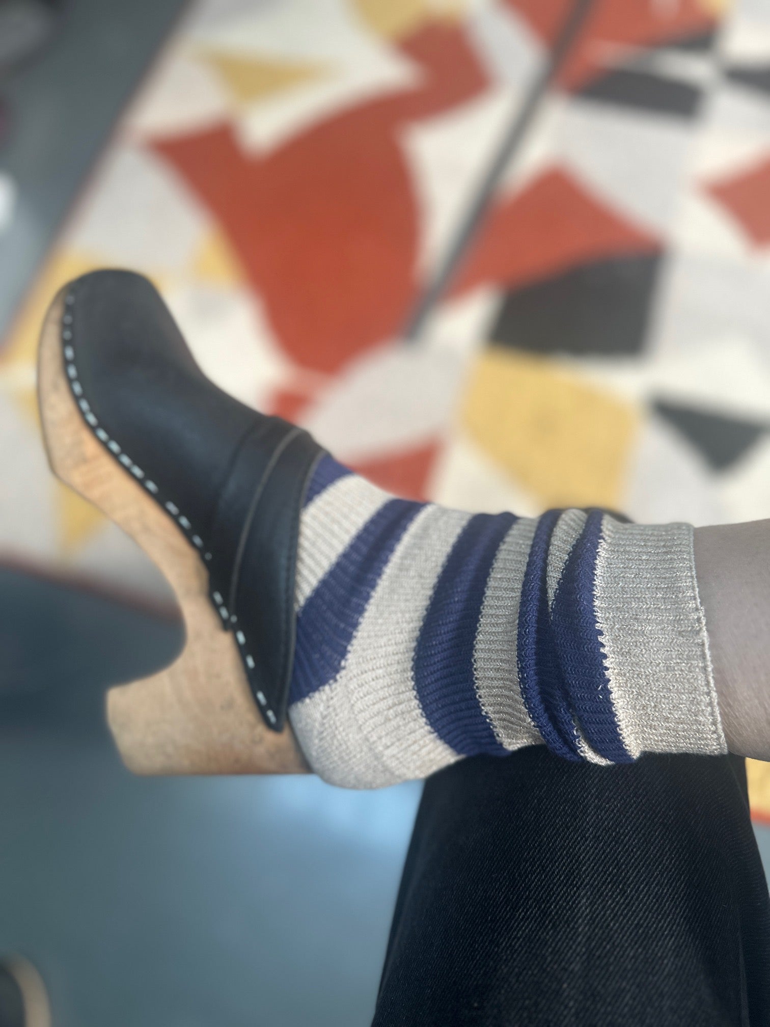 calcetines de rayas azules y blancas