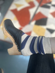 calcetines de rayas azules y blancas