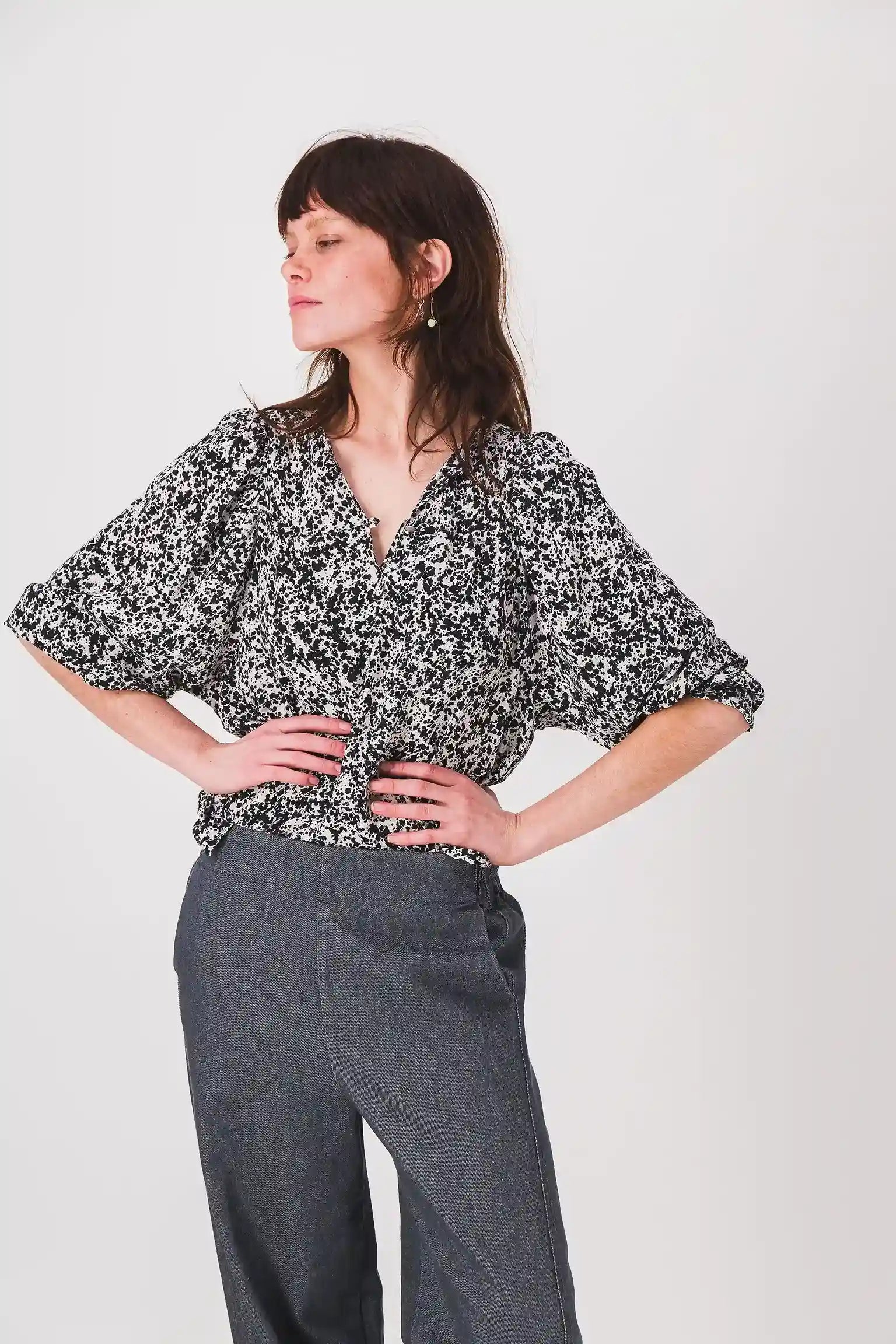 pantalones_mujer_jean_gris_retorcido_pantalon_manou_pe25