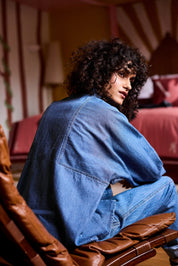 Milla, chemise col officier en denim light, précollection automne-hiver SIXSŒURS fabriquée à Paris