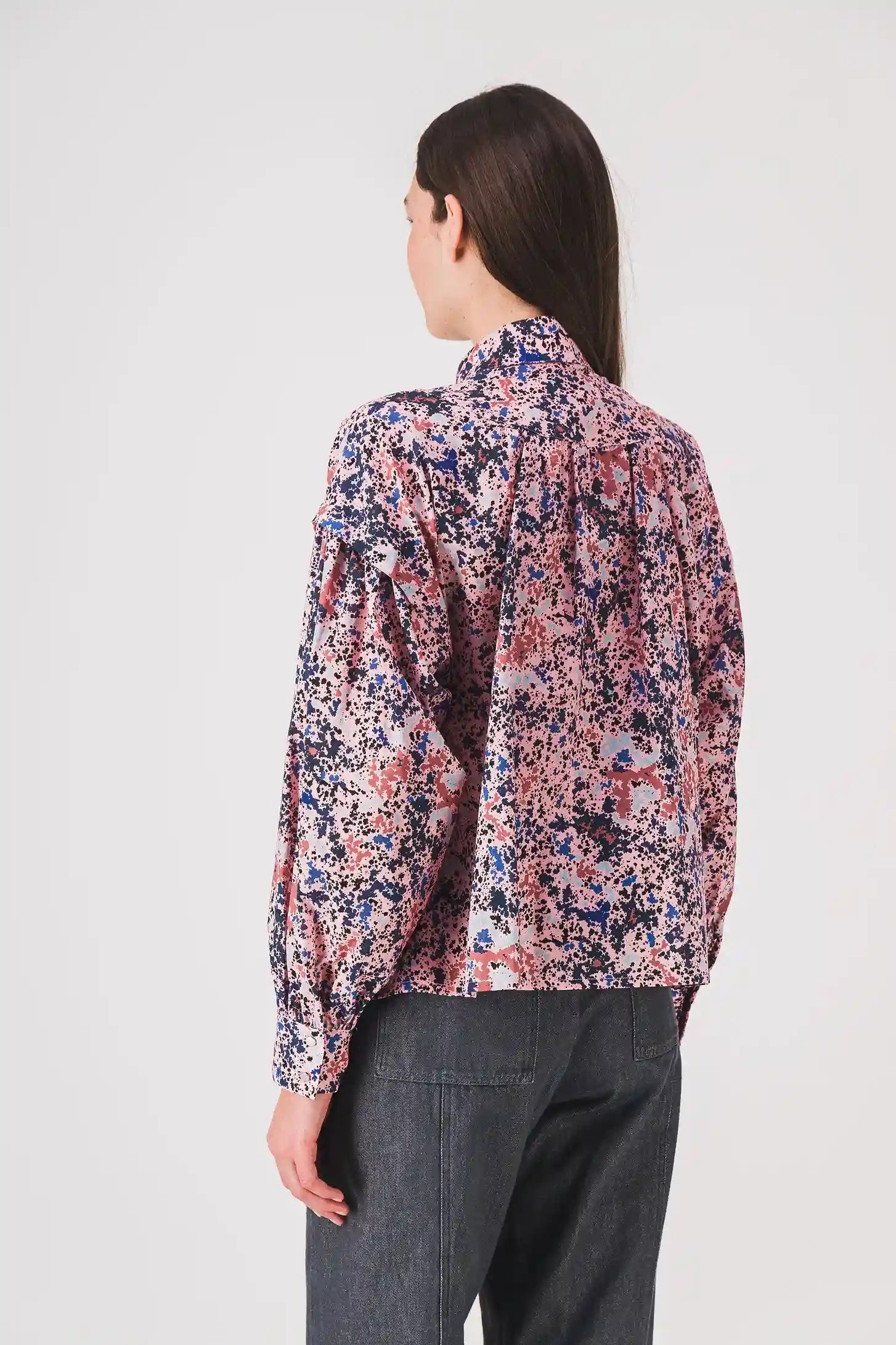 camisa_mujer_estampada_blusa_rosa_magou_pe25