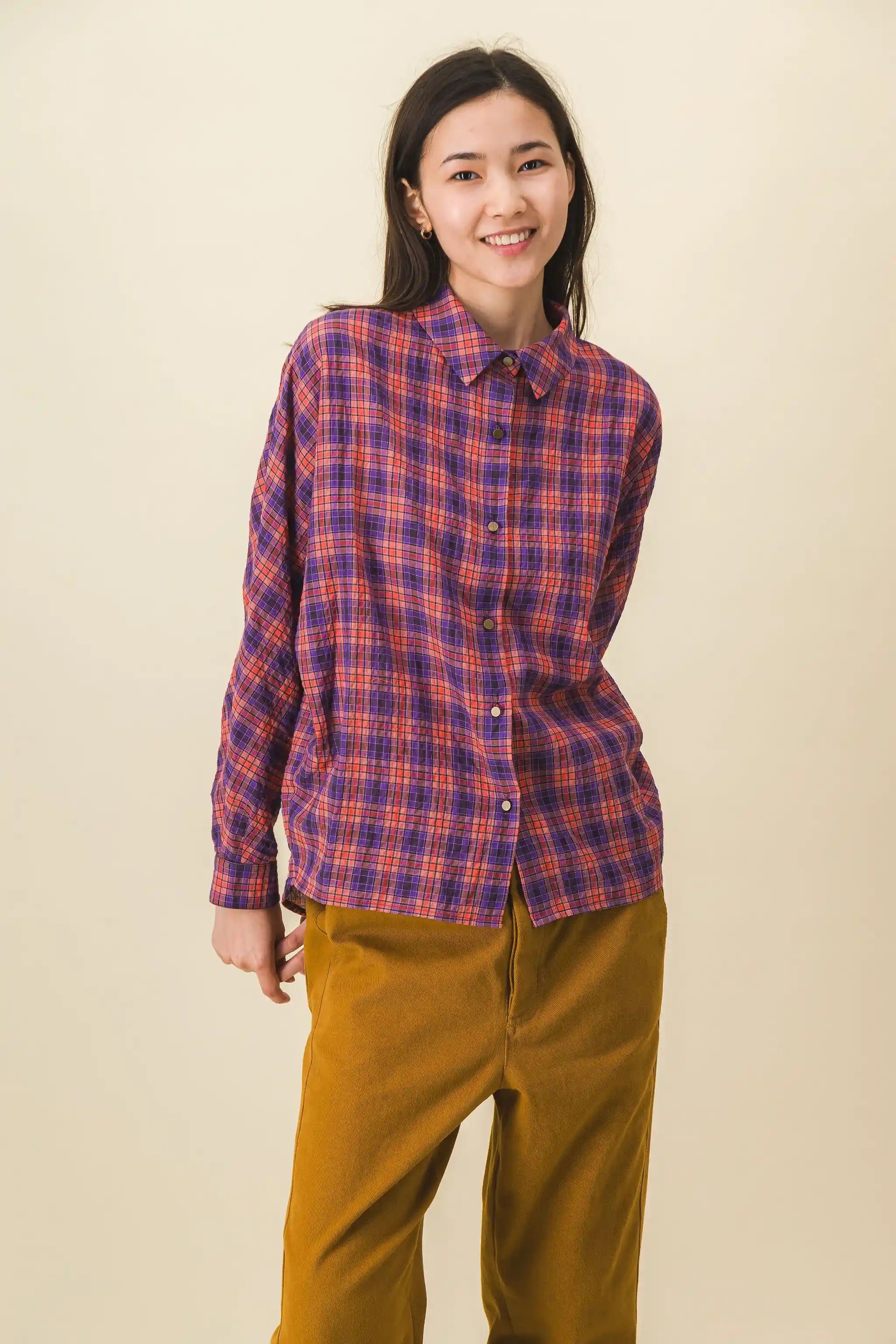 Camisa a cuadros rojos y azules para mujer