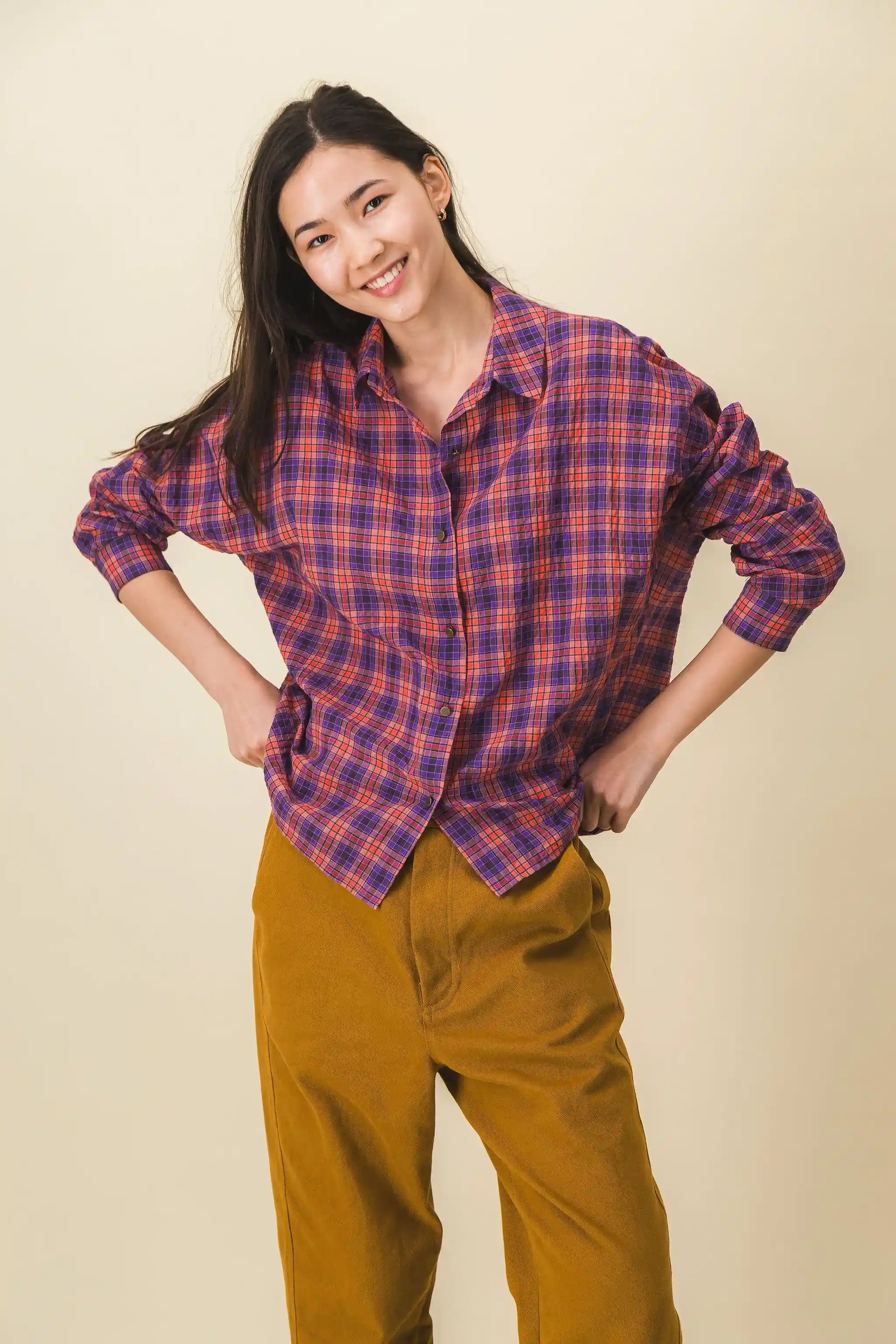 Camisa a cuadros rojos y azules para mujer