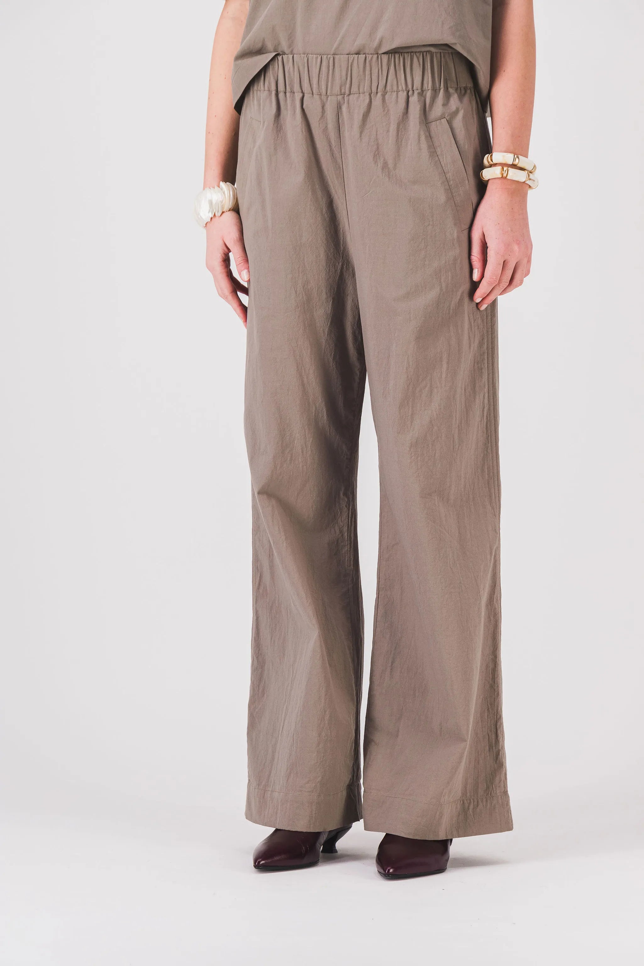 pantalones sueltos de mujer caqui finn pantalón pe25