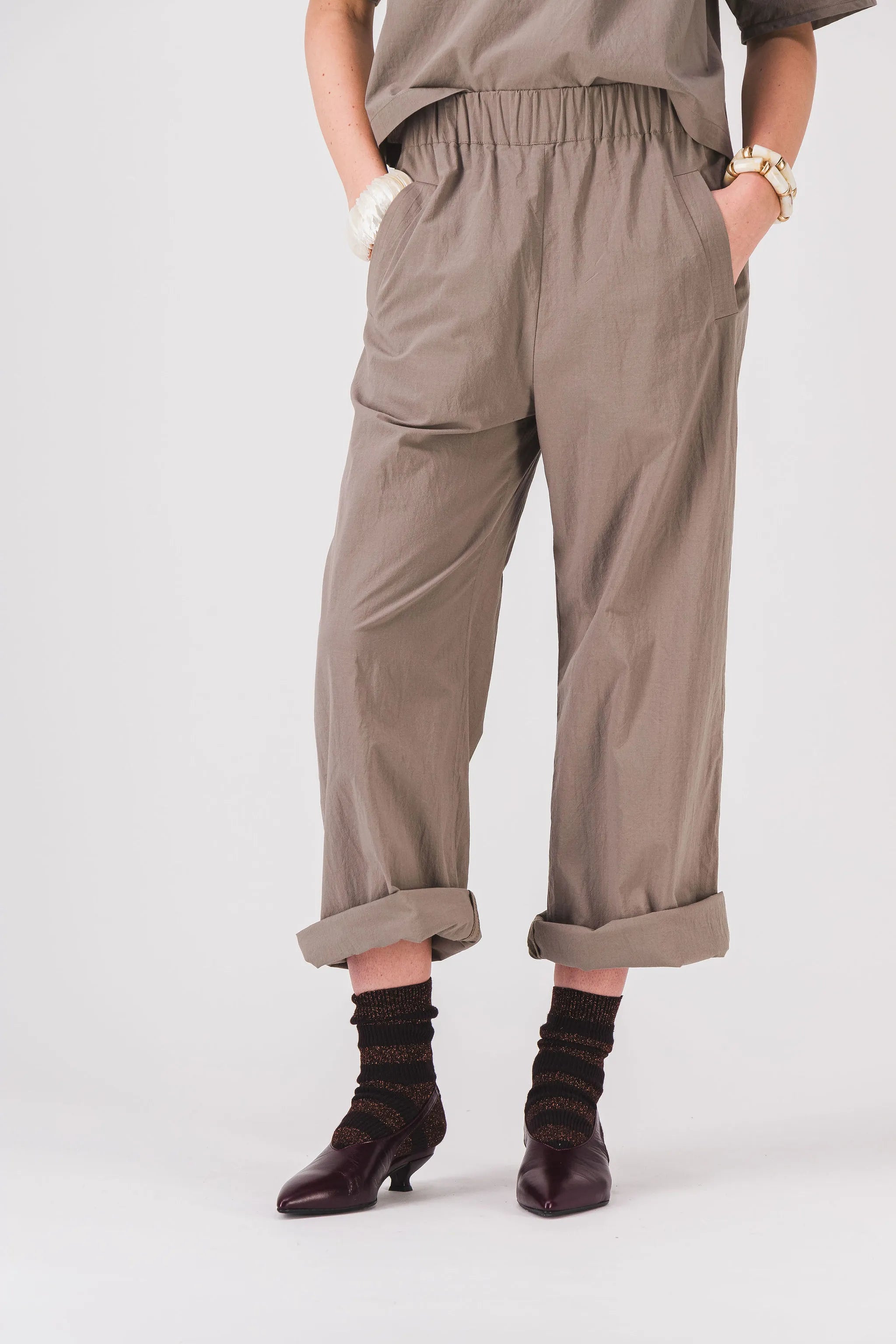 pantalones sueltos de mujer caqui finn pantalón pe25