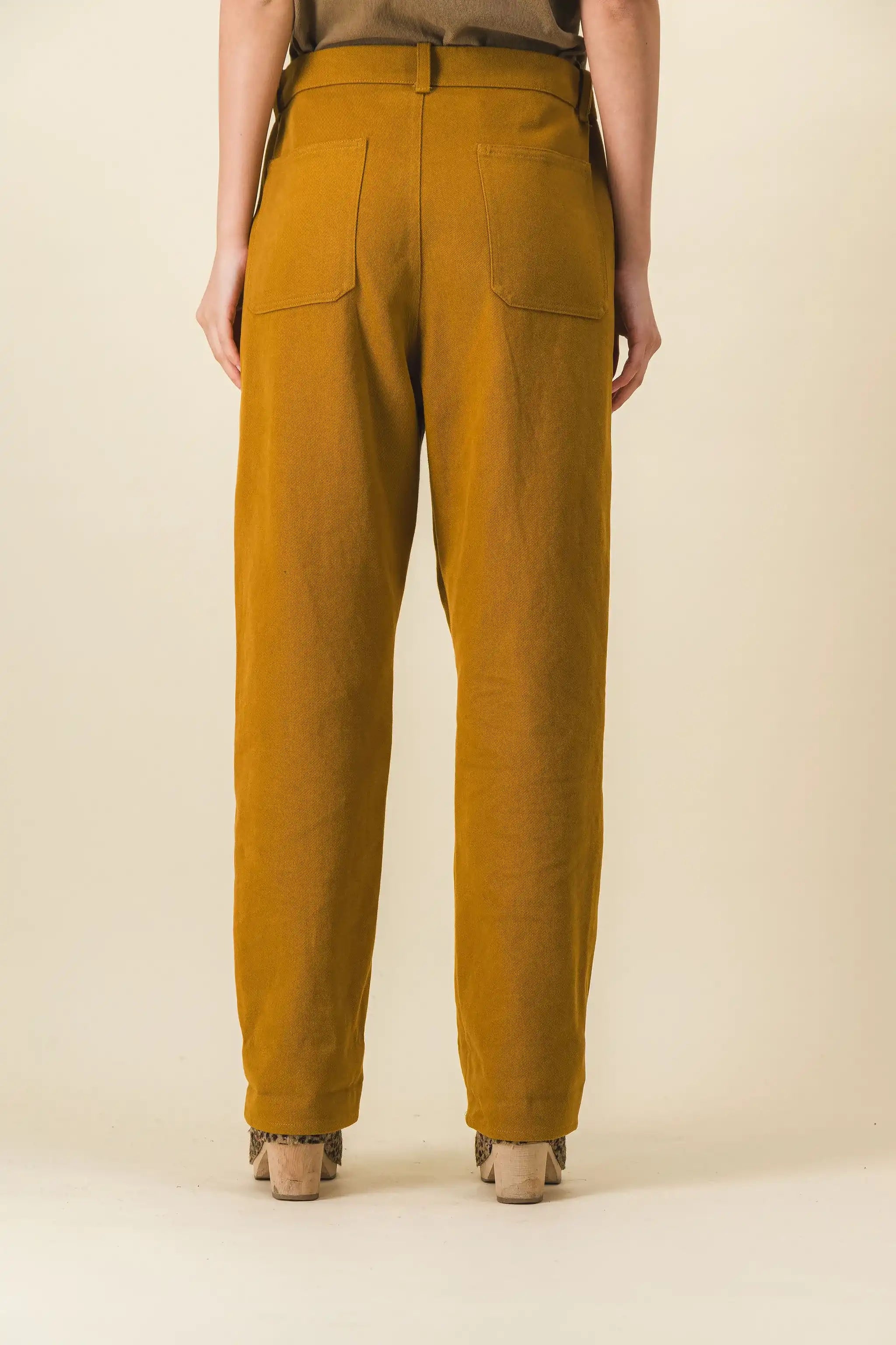 Pantalones anchos marrones de mujer