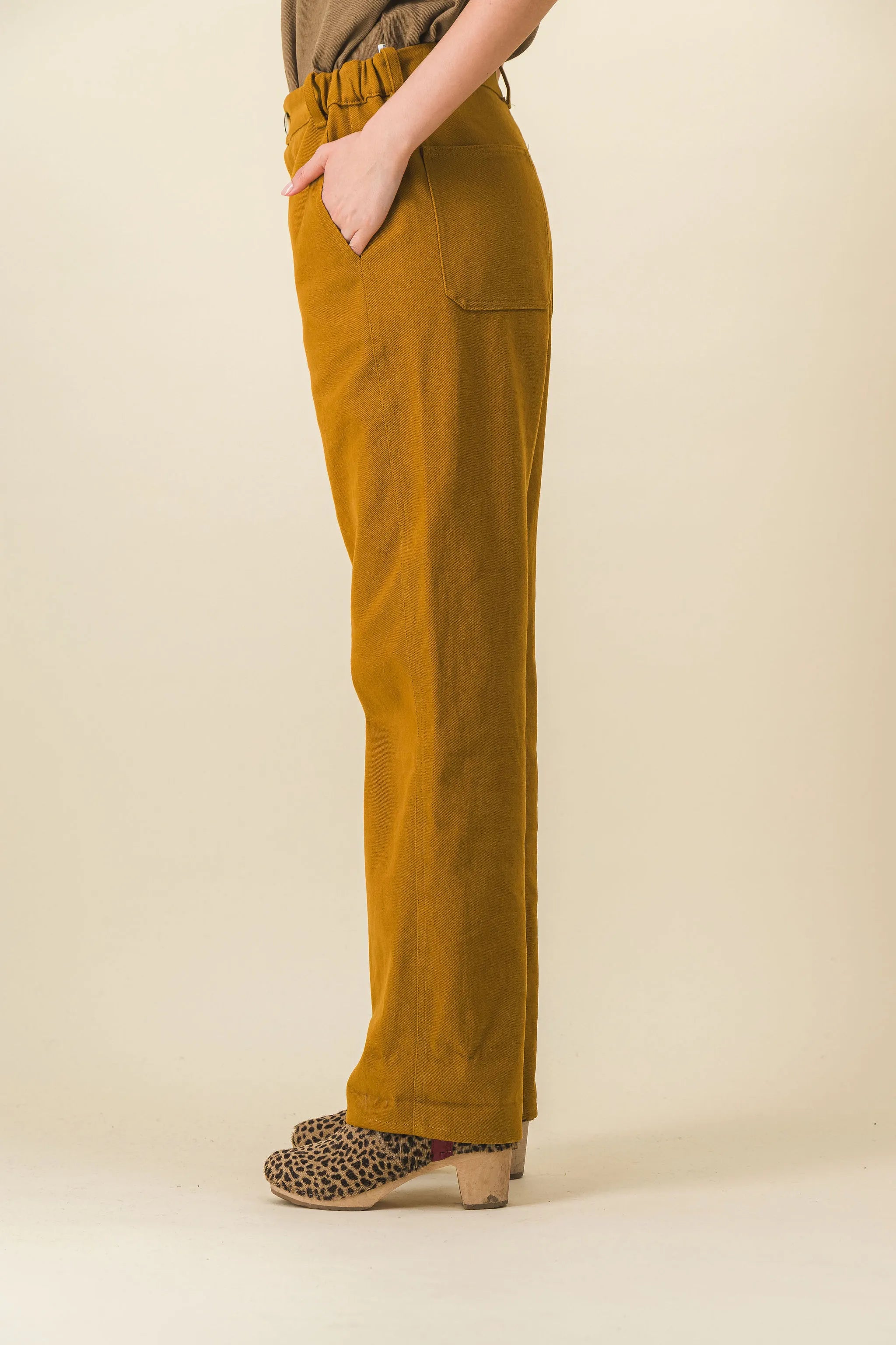 Pantalones anchos marrones de mujer