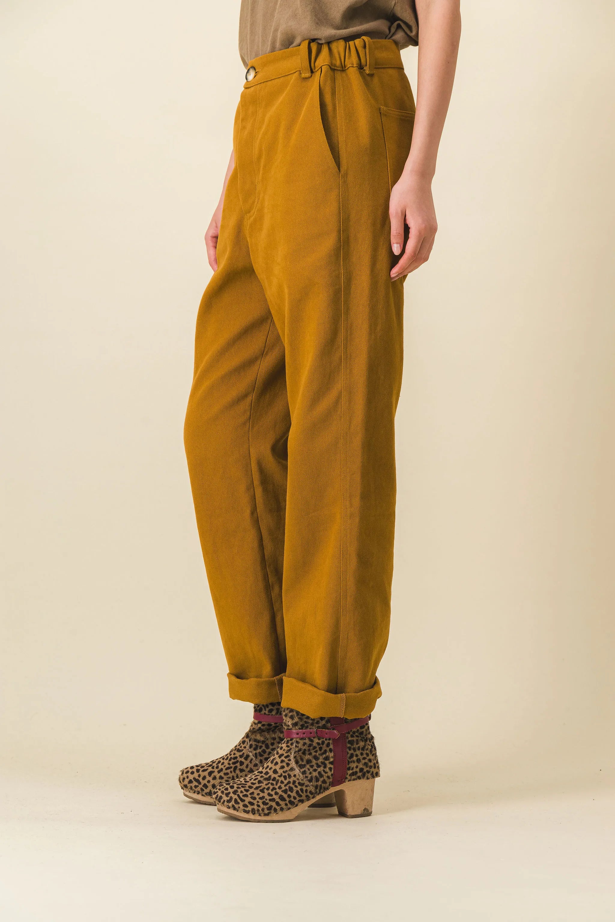 Pantalones anchos marrones de mujer