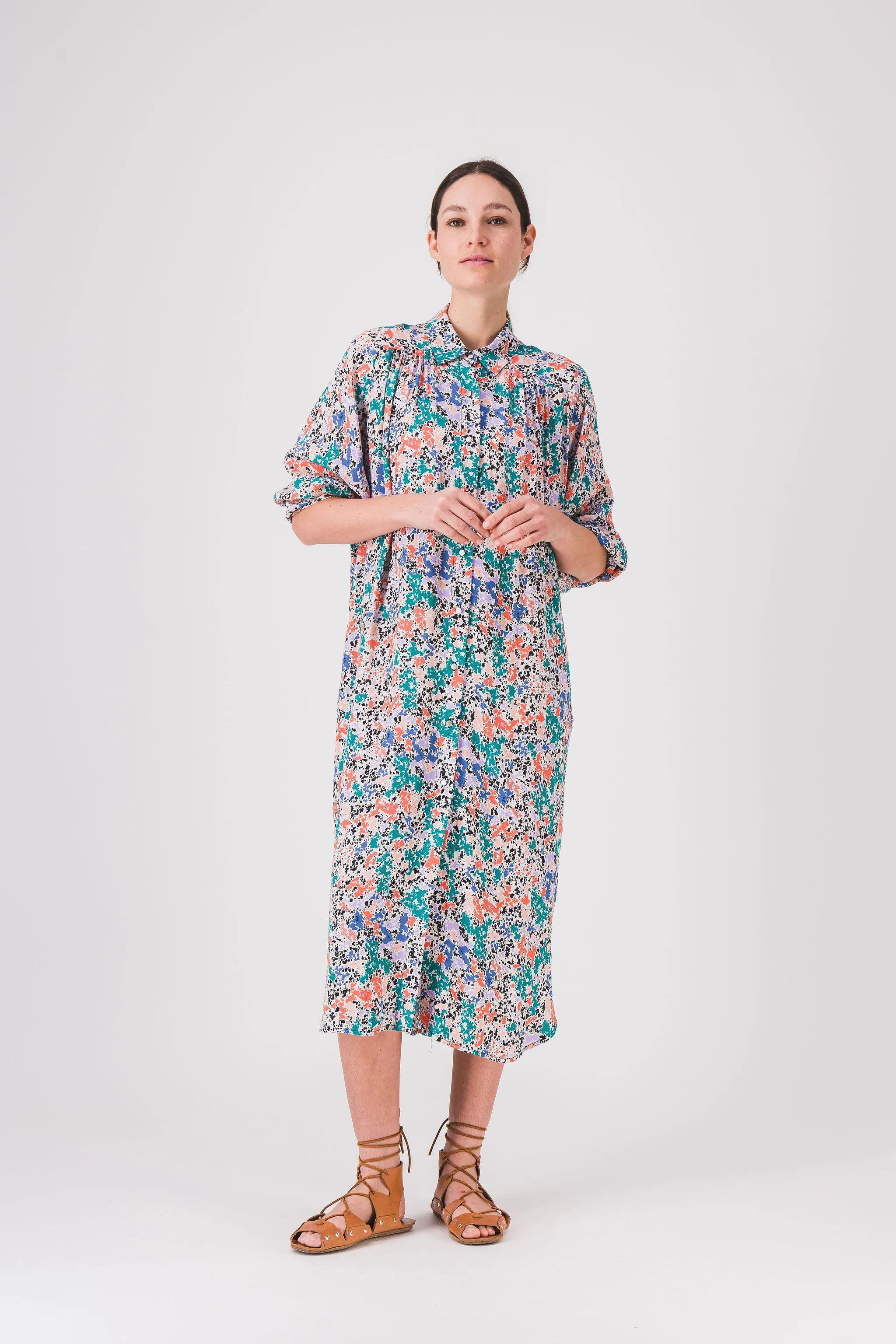 vestido camisero largo con estampado de vocales pe25