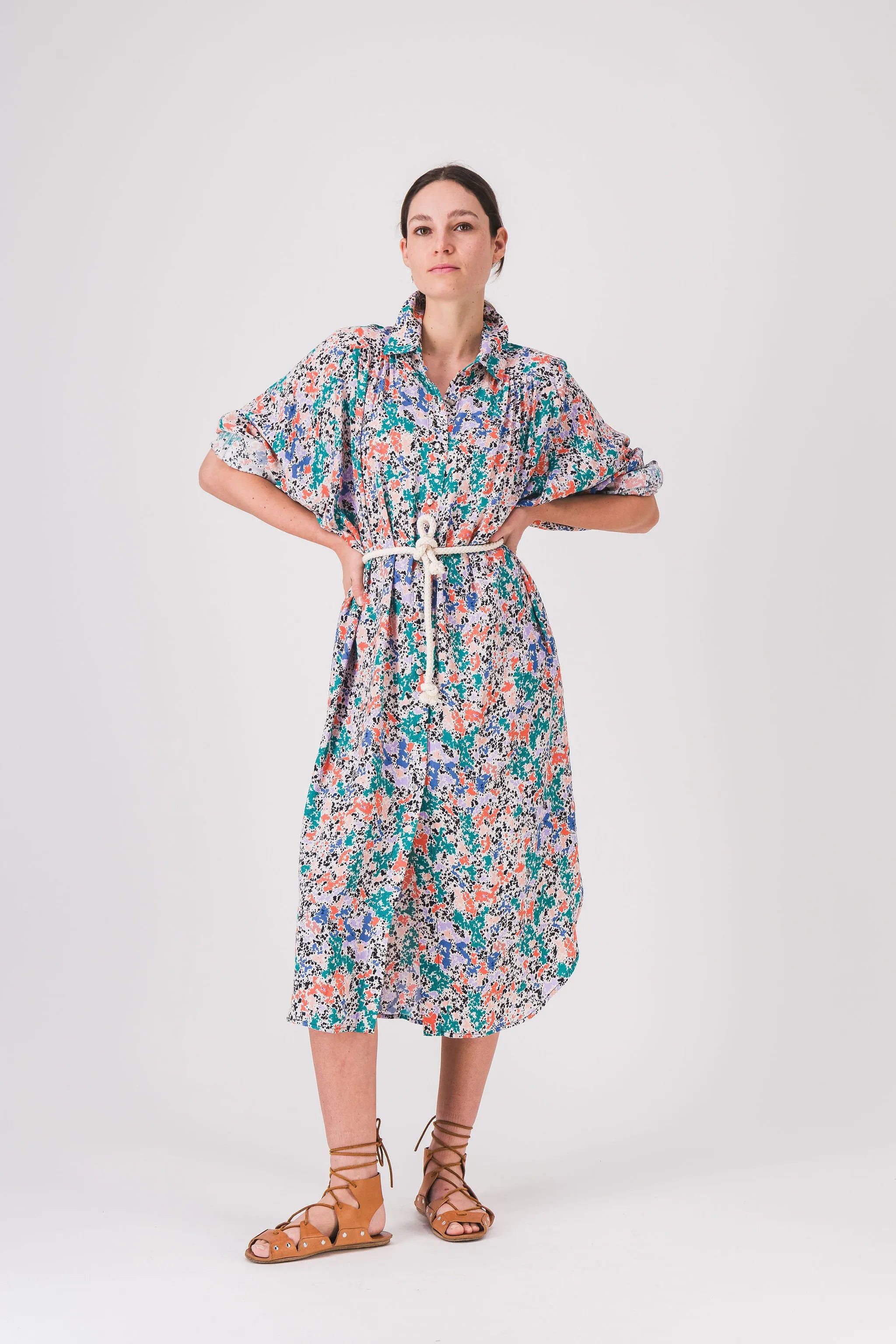 vestido camisero largo con estampado de vocales pe25