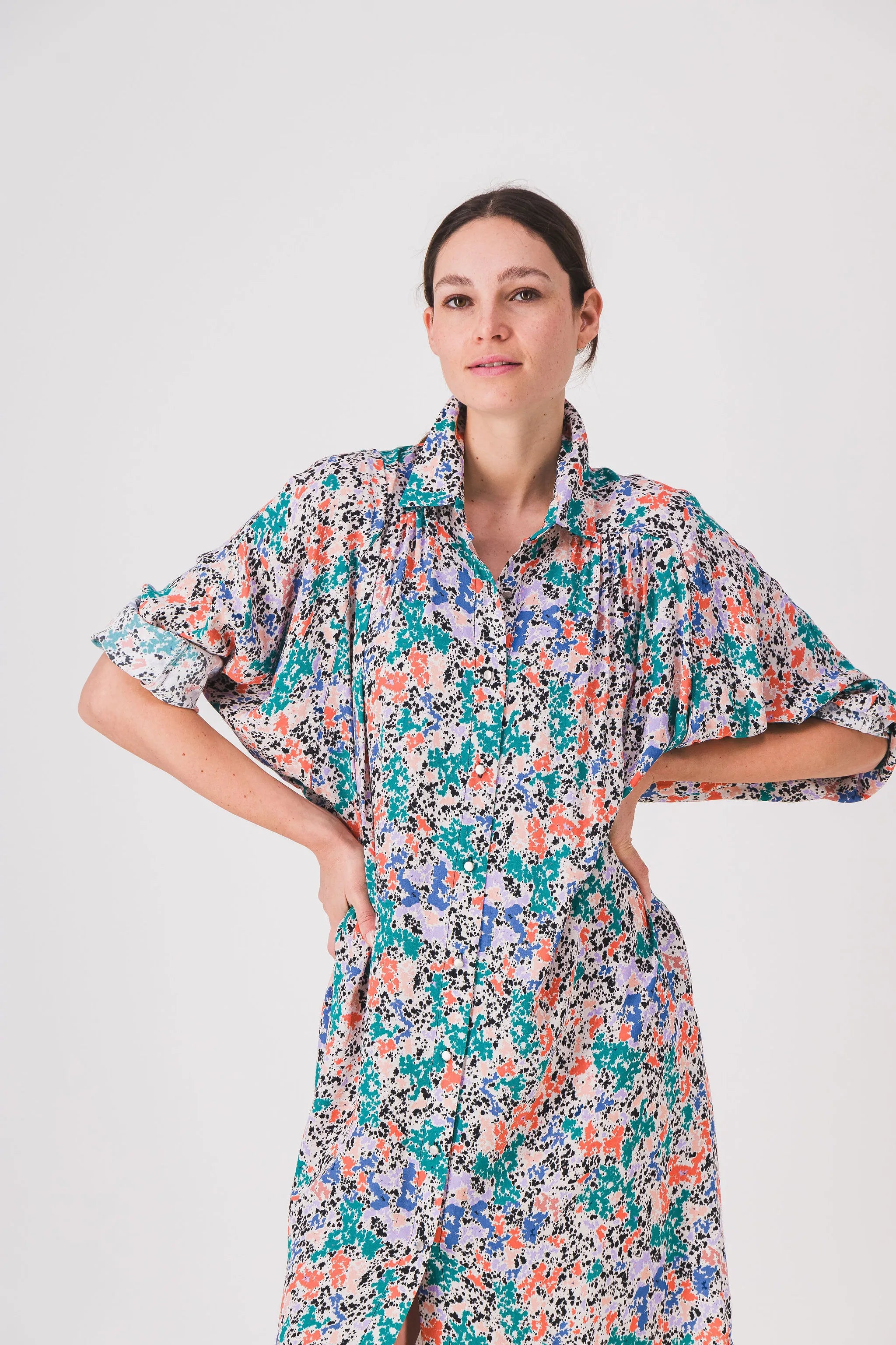vestido camisero largo con estampado de vocales pe25