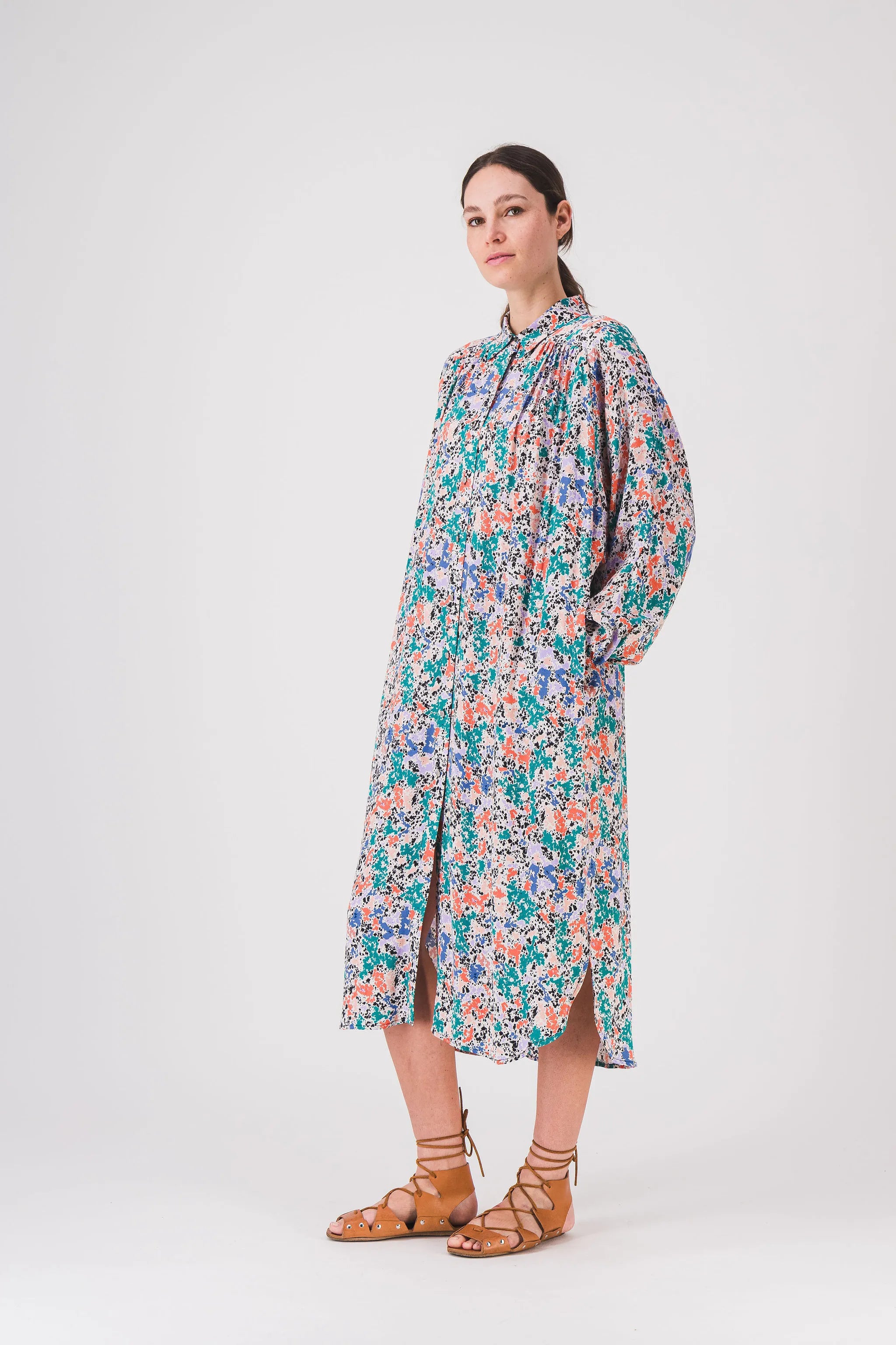 vestido camisero largo con estampado de vocales pe25