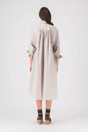 Vestido camisero largo a rayas beige arena pe25