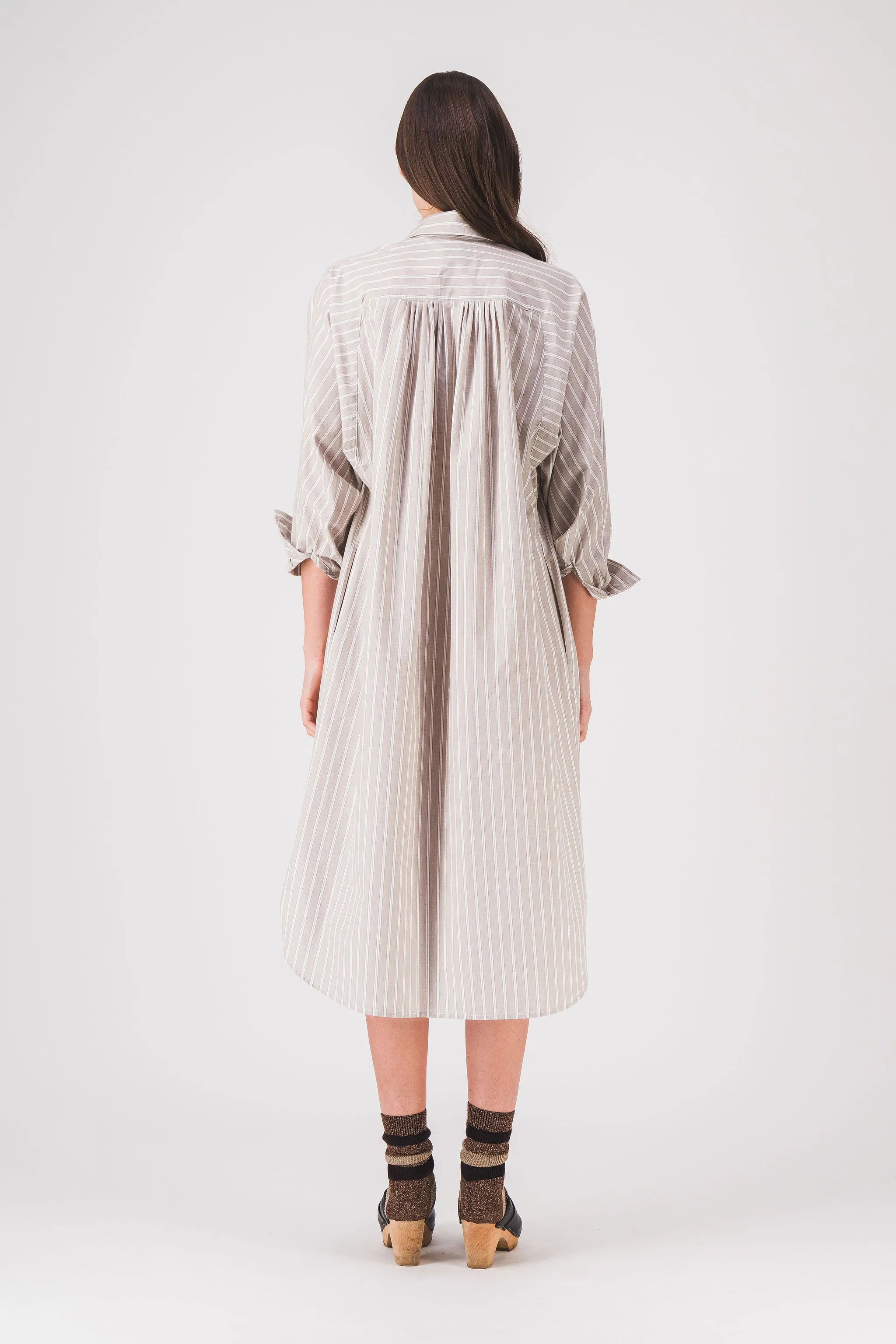 Vestido camisero largo a rayas beige arena pe25
