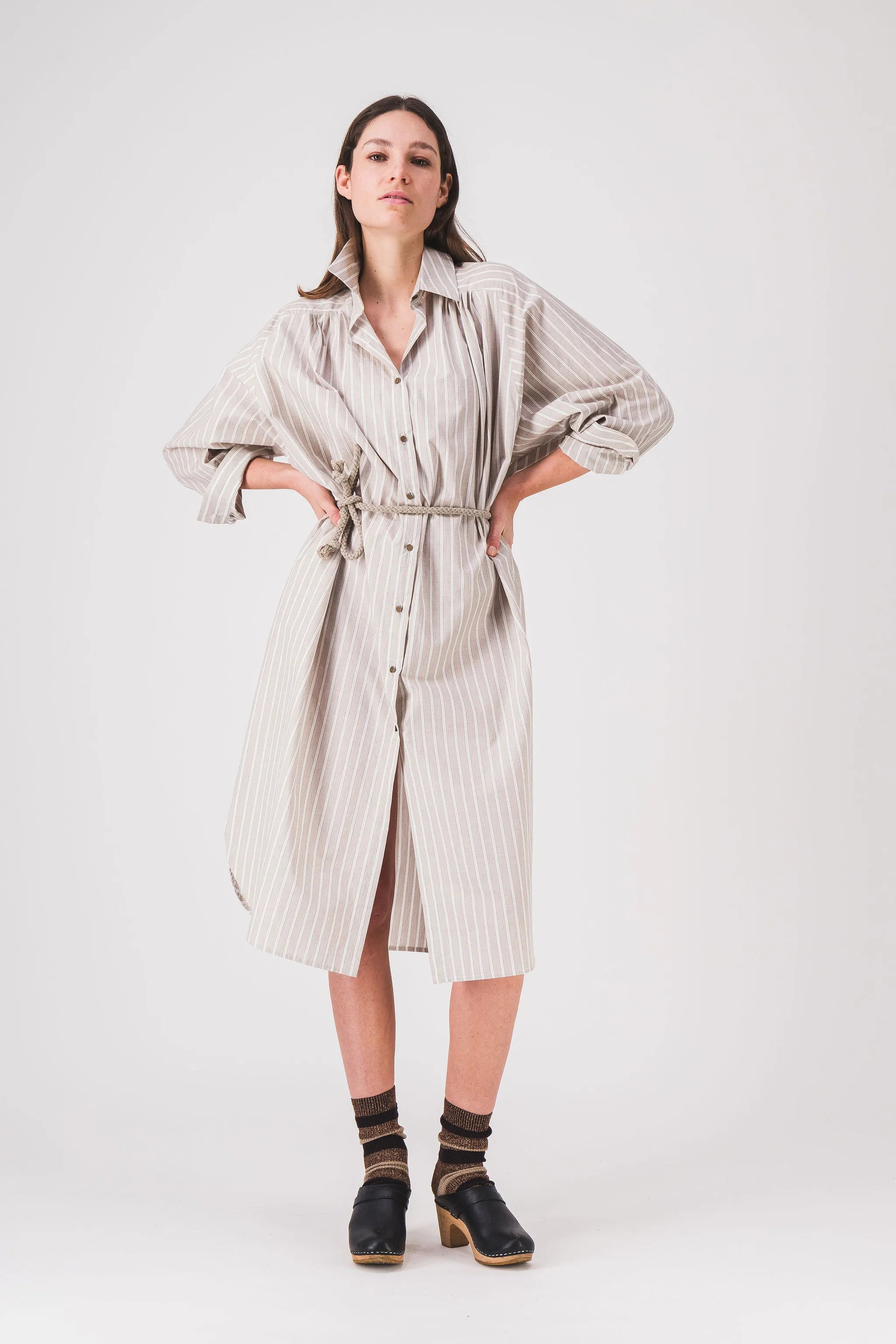 Vestido camisero largo a rayas beige arena pe25