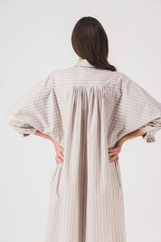 Vestido camisero largo a rayas beige arena pe25