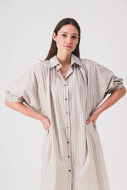 Vestido camisero largo a rayas beige arena pe25