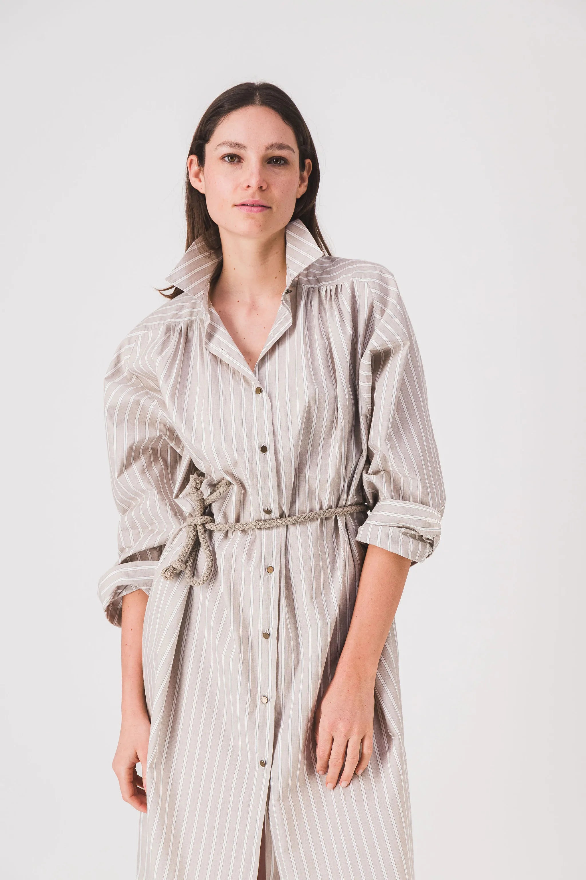 Vestido camisero largo a rayas beige arena pe25