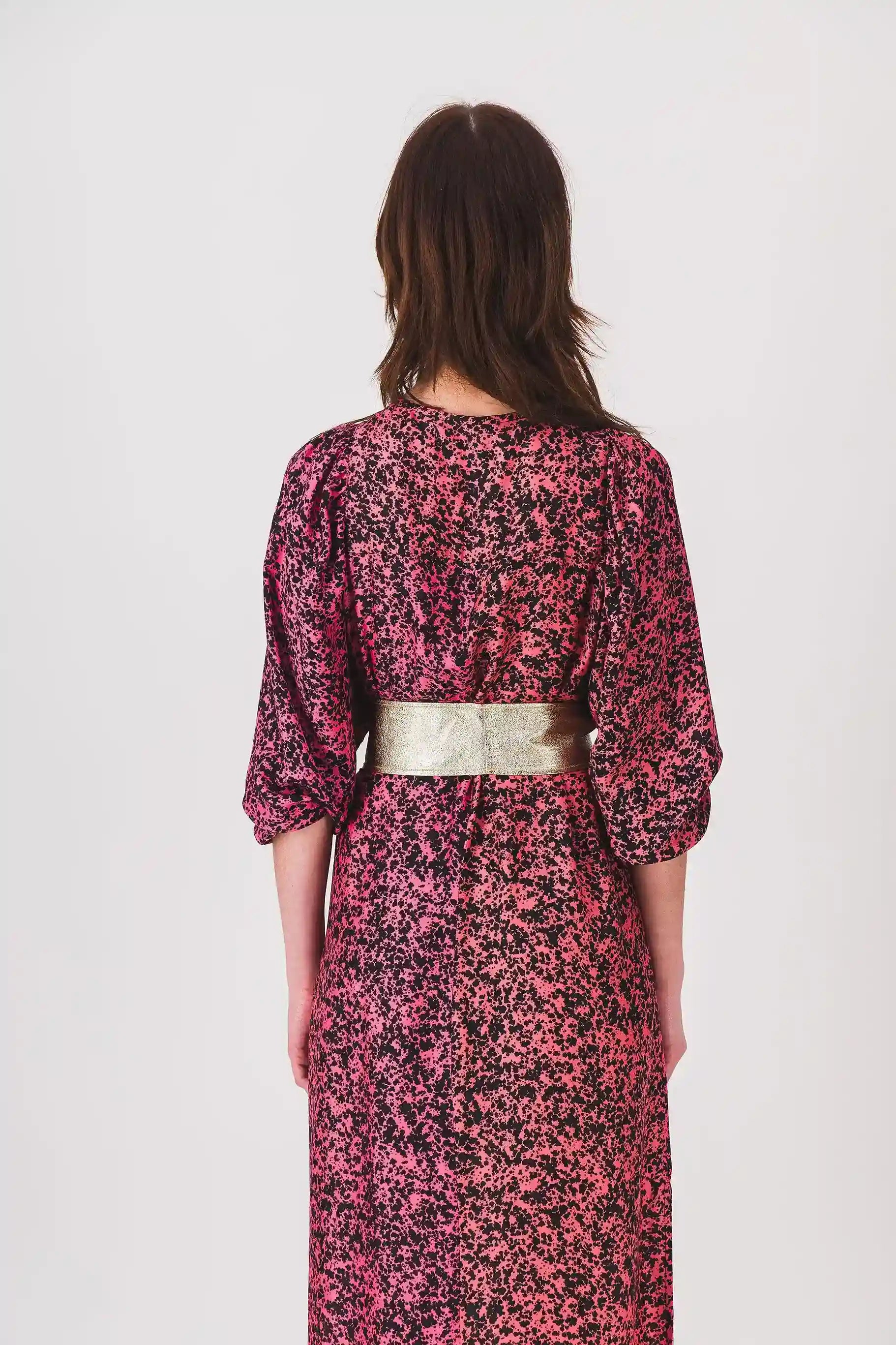 vestido largo rojo con estampado negro y vestido kiki pe25