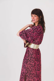 vestido largo rojo con estampado negro y vestido kiki pe25