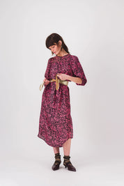 vestido largo rojo con estampado negro y vestido kiki pe25