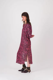 vestido largo rojo con estampado negro y vestido kiki pe25
