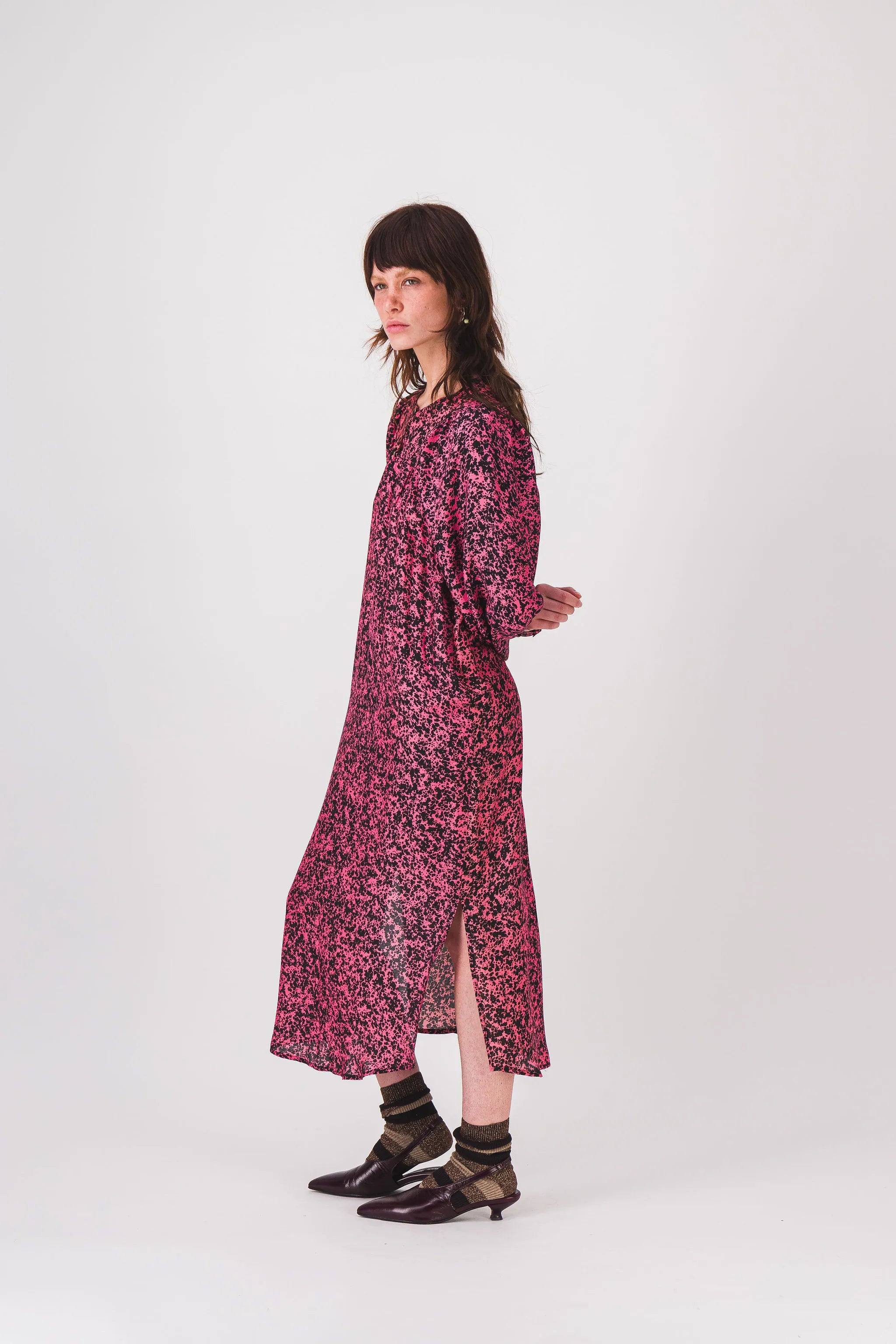 vestido largo rojo con estampado negro y vestido kiki pe25