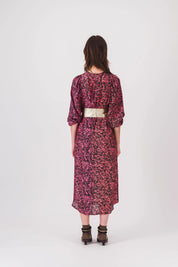 vestido largo rojo con estampado negro y vestido kiki pe25