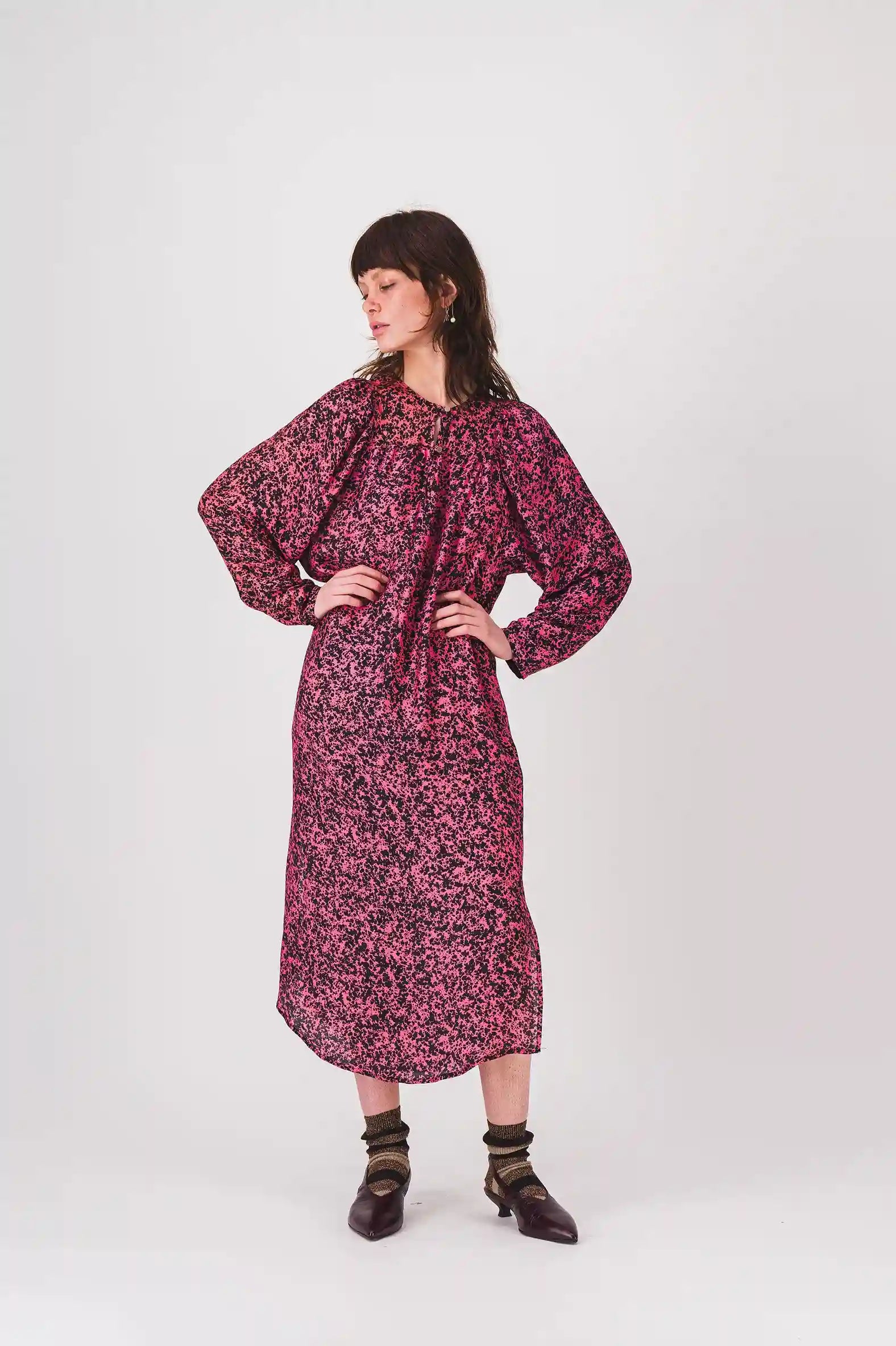 vestido largo rojo con estampado negro y vestido kiki pe25