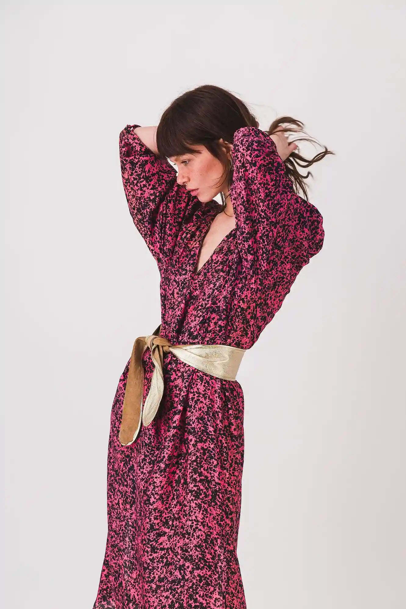 vestido largo rojo con estampado negro y vestido kiki pe25