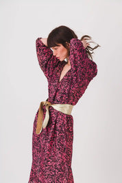 vestido largo rojo con estampado negro y vestido kiki pe25