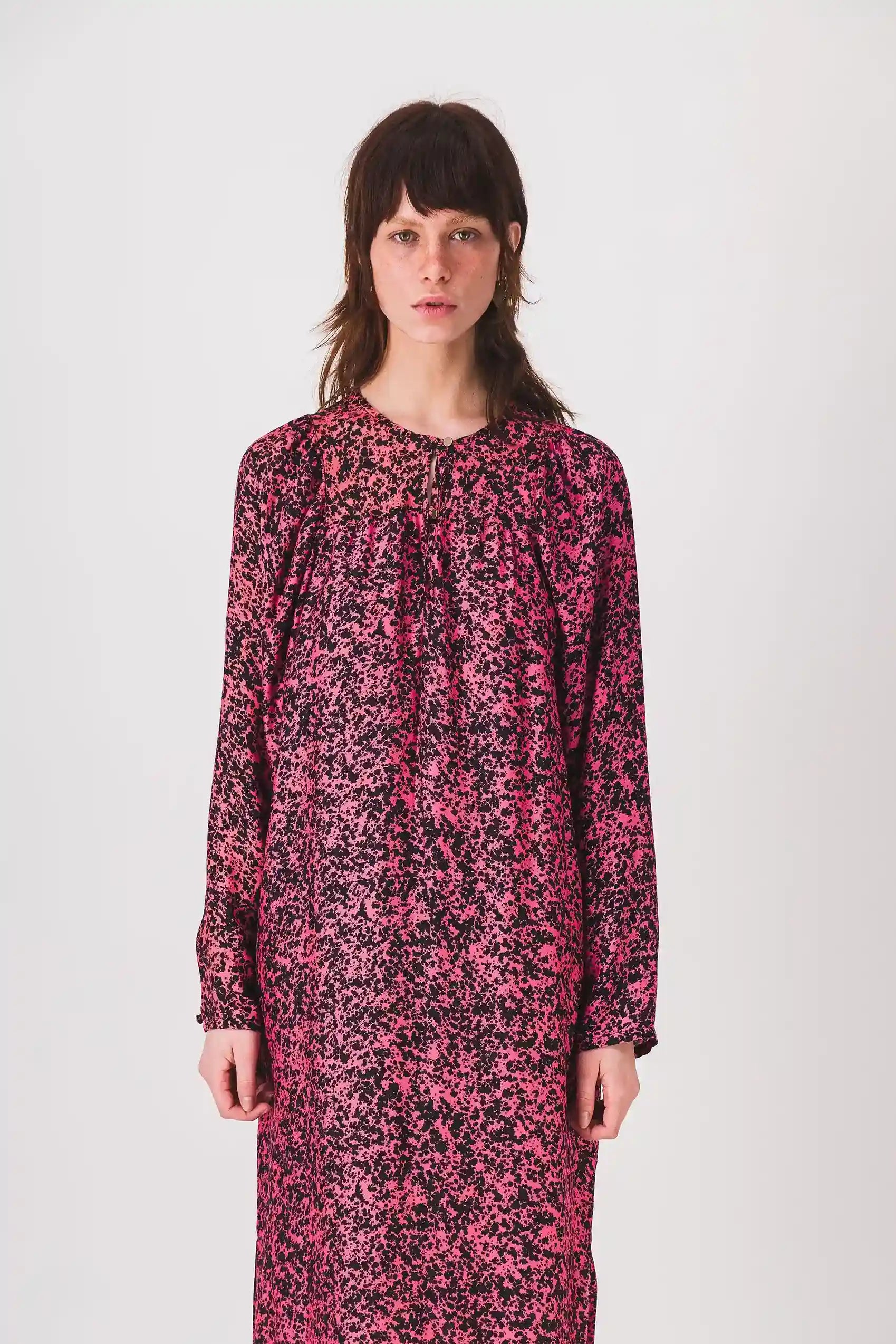 vestido largo rojo con estampado negro y vestido kiki pe25