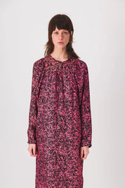 vestido largo rojo con estampado negro y vestido kiki pe25