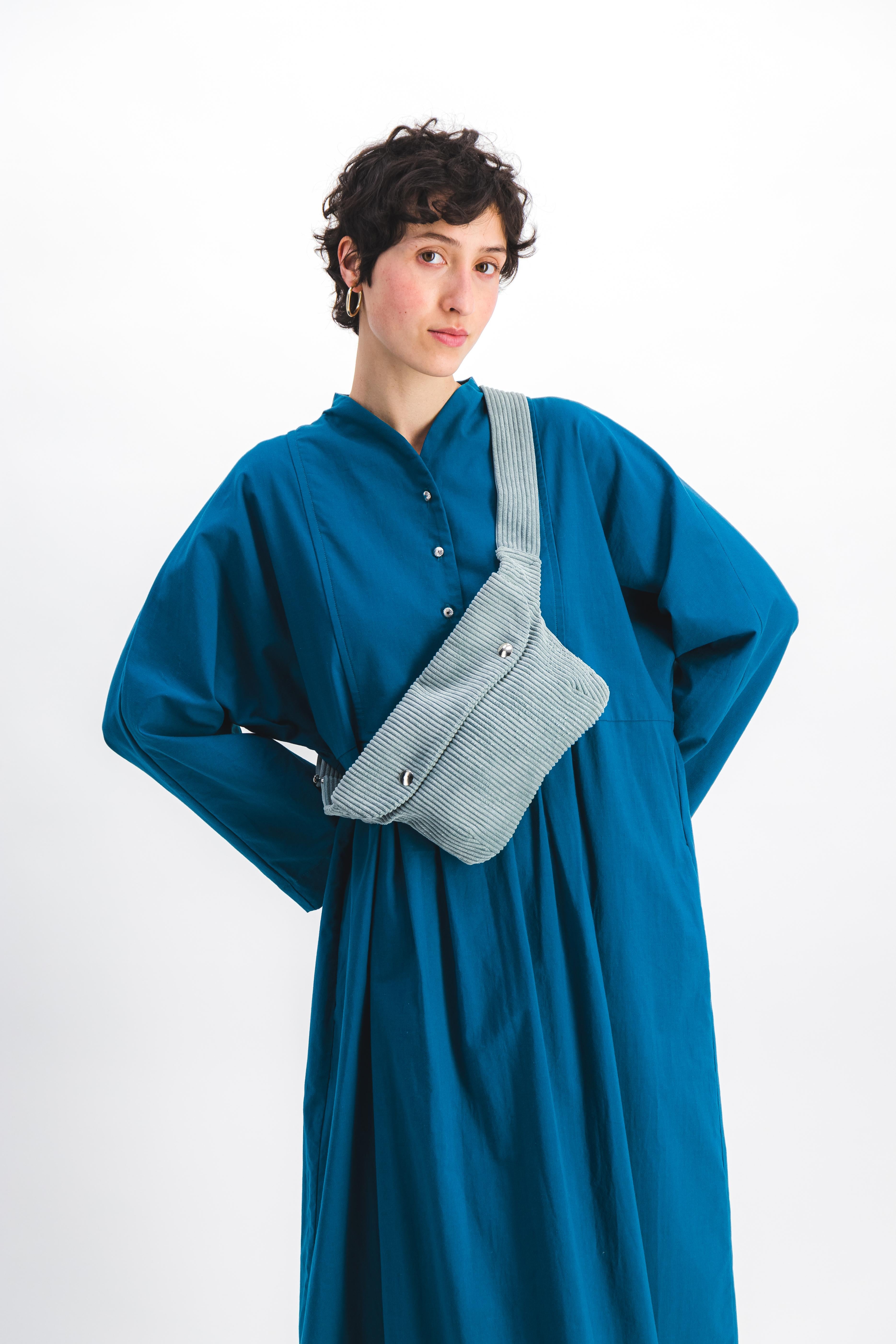Riñonera de pana azul cielo para mujer