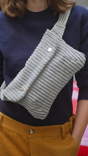 Riñonera de pana gris para mujer