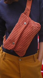 Riñonera de pana roja oscura para mujer