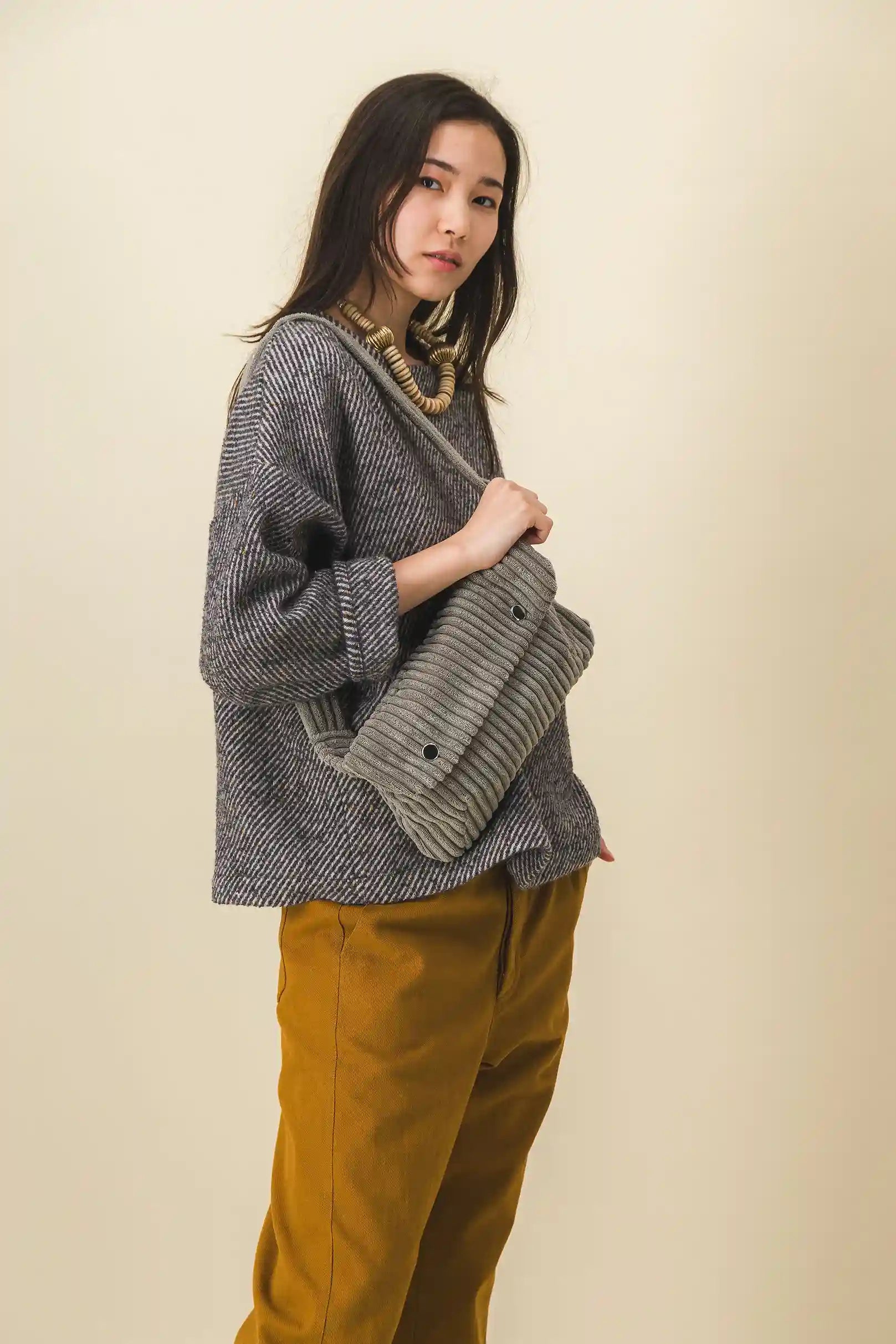 Riñonera de pana gris para mujer